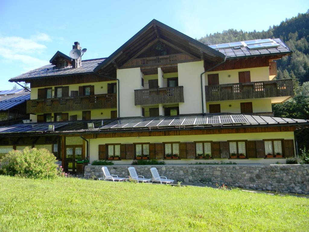 Albergo Nuoitas Форні-ді-Сопра Екстер'єр фото
